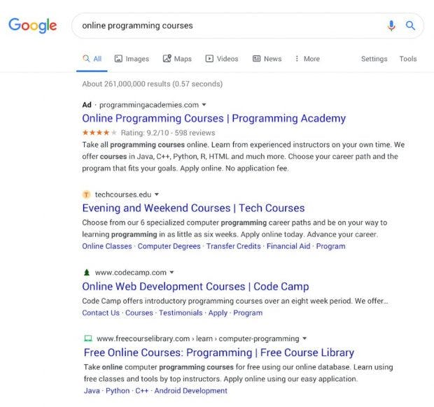 Diese Darstellung unterscheidet kaum noch zwischen Werbung und organischen Einträgen. Die Favicons tragen zur weiteren Verschleierung bei. (Screenshot: Google)