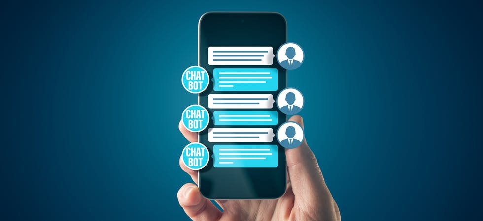 Ein Smartphone mit einem symbolischen Dialog zwischen Mensch und Chatbot in Form von Sprechblasen