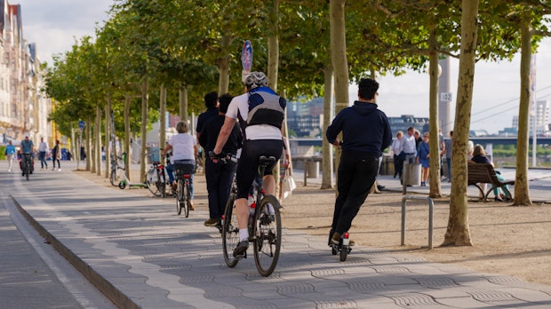 Studie: E-Scooter nicht unsicherer als Fahrräder