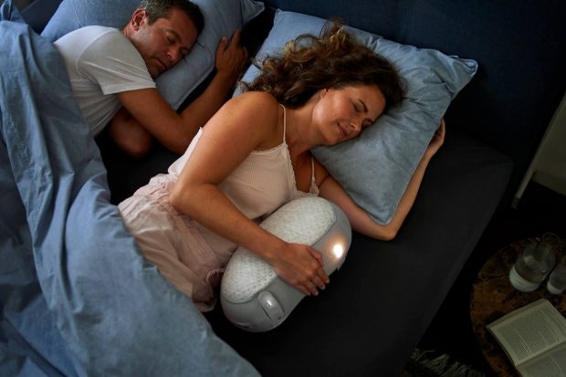 Angekuschelt: Somnox soll mit Musik und Atmung beruhigen.