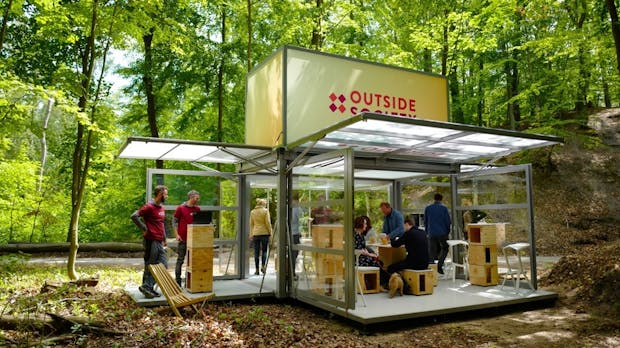 Outside Society bringt das Meeting in den Wald