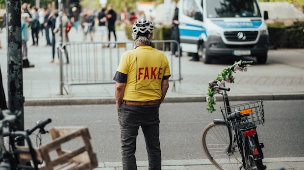 Verschwörungstheorien, soziale Medien und Influencer: Eine toxische Kombination?