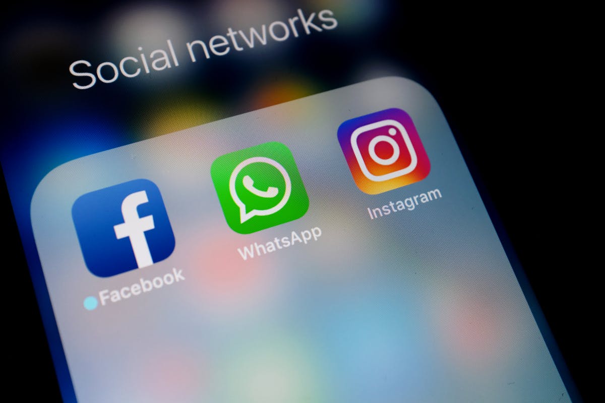 Facebook Is Rolling Out New Shopping Features For Whatsapp And Instagram Archyworldys