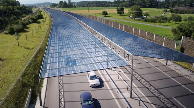 Viel Energie, aber hohe Kosten: Forscher wollen Solardächer über Autobahnen