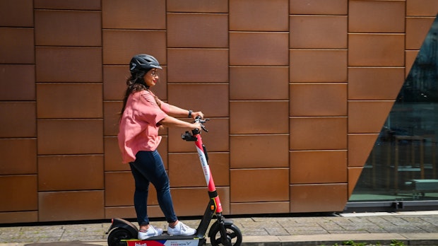 Unfallauswertung: E-Scooter-Fahrer sollten dringend einen Helm tragen