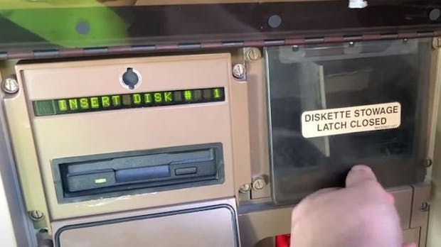 Boeing 747 wird noch per Floppy-Disk mit Updates versorgt