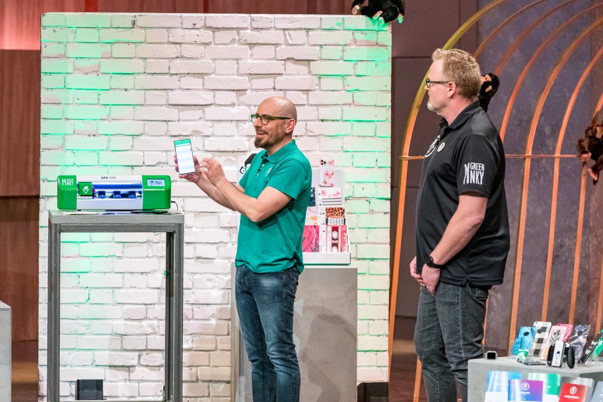Folie und Schneidemaschine von GreenMNKY sparen Lagerfläche und Müll. (Foto: TVNOW / Bernd-Michael Maurer)